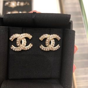 BRAND NEW 2020 Classic Chanel CC Pearl Earrings💗